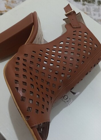 Taba topuklu sandal