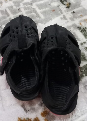 22 Beden siyah Renk Orjinal nike bebek sandalet
