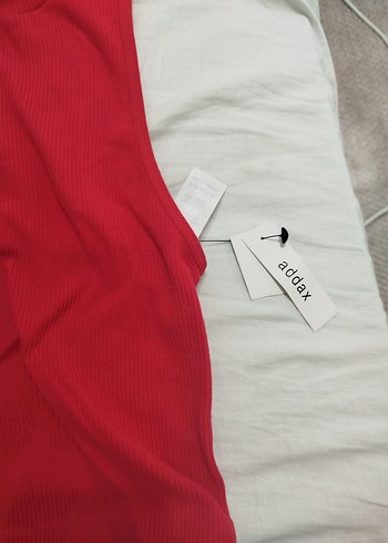 Kırmızı Yüksek Yakalı Kolsuz Bluz - Görsel 2