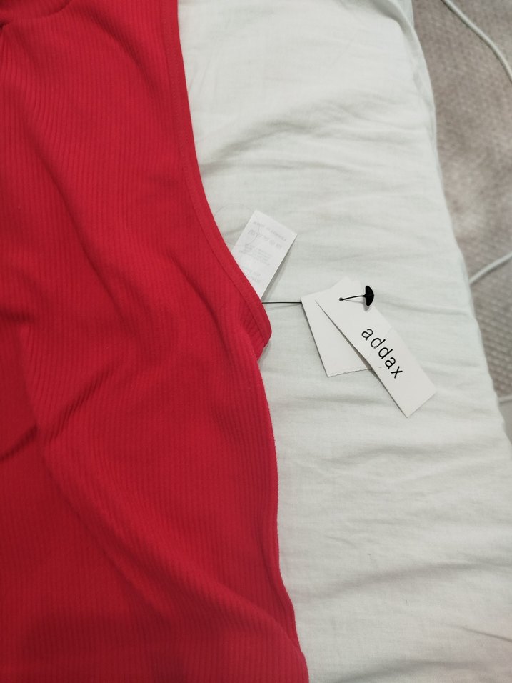 Kırmızı Yüksek Yakalı Kolsuz Bluz - Görsel 2