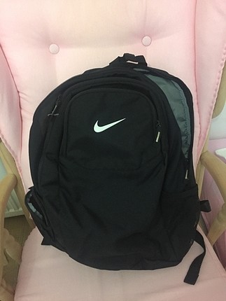 Nike orjinal sırt çantası sıfır ayarında kesinlikle yırtık pırtı