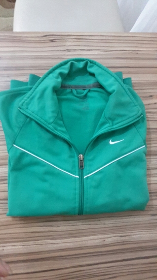 Yeşil Nike üst 