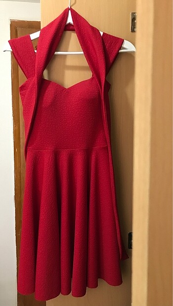Dekolte kırmızı elbise