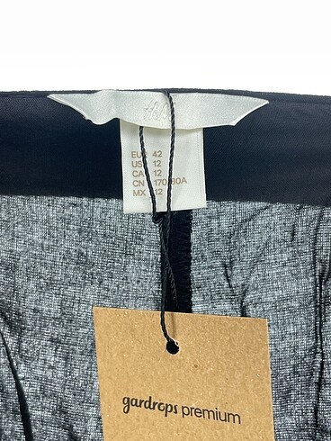 42 Beden siyah Renk H&M Mini Şort %70 İndirimli.