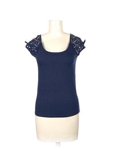 Bershka T-shirt %70 İndirimli.