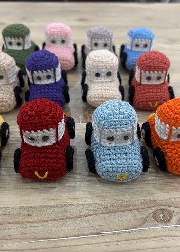 Renkli Örgü Oyuncak Arabalar - Görsel 3