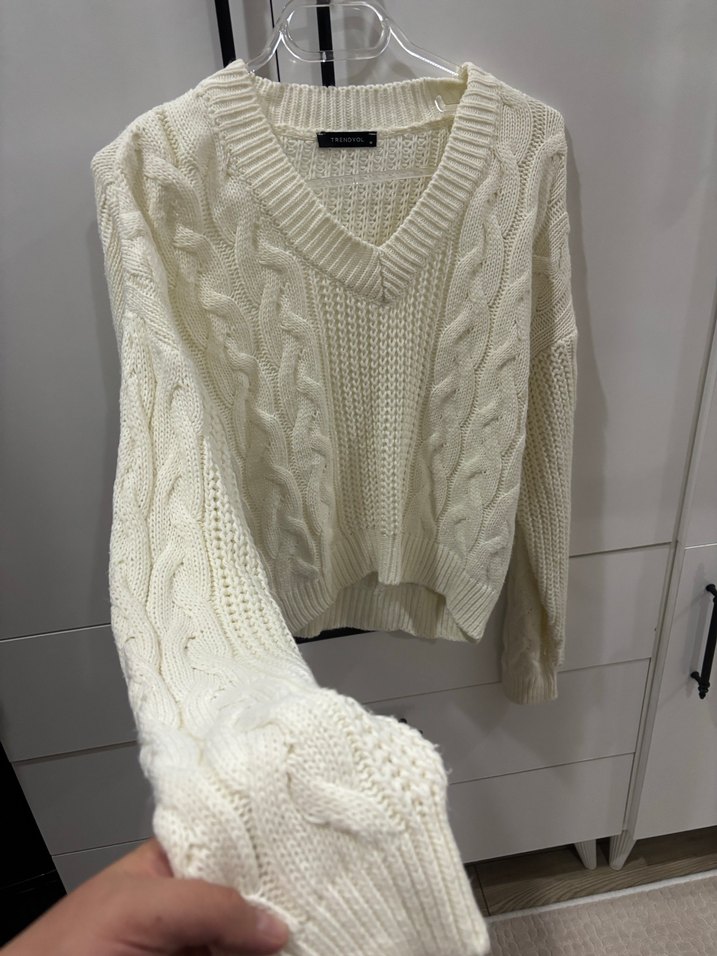 Beyaz V Yaka Örgü Kadın Kazak - Görsel 3