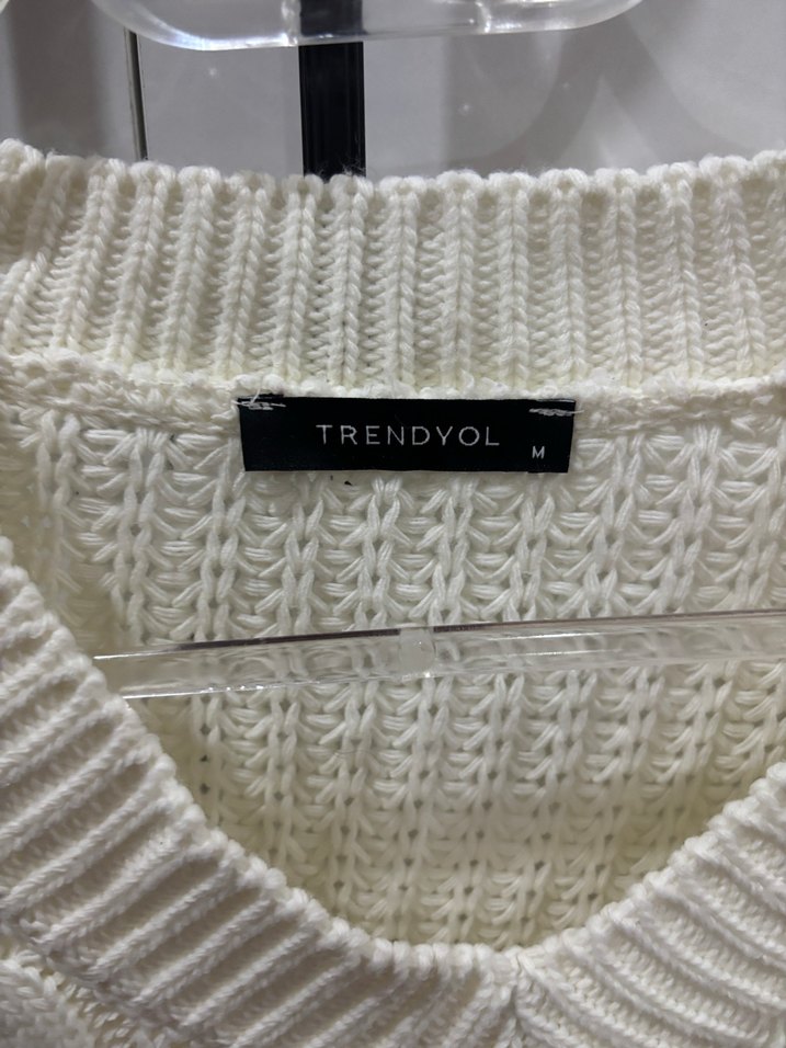 Beyaz V Yaka Örgü Kadın Kazak - Görsel 2