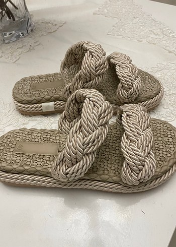 Diğer Bej Örgü Detaylı Kadın Dolgu Topuk Terlik