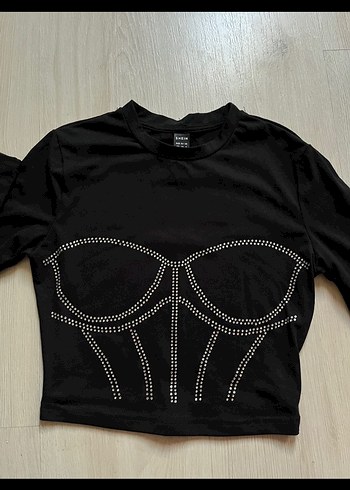 Siyah Parlak İşlemeli Göğüs Detaylı Crop Top - Görsel 2