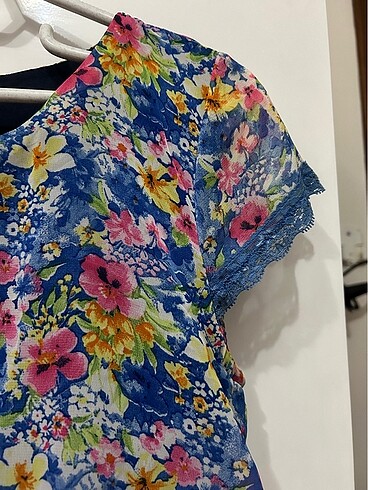Diğer Bir kere kullanıldı göründüğü gibi çiçekli elbise