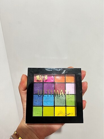 Renkli far paleti göründüğü gibi renkli eyeliner yapmak için alm