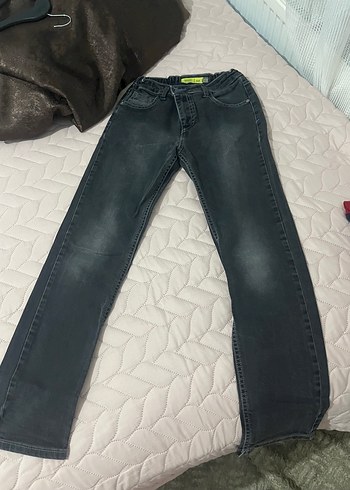 Gri Kemerli Erkek Çocuk Kot Pantolon