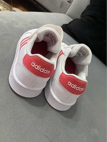 30 Beden Adidas orijinal sıfır ürün çocuk spor ayakkabı