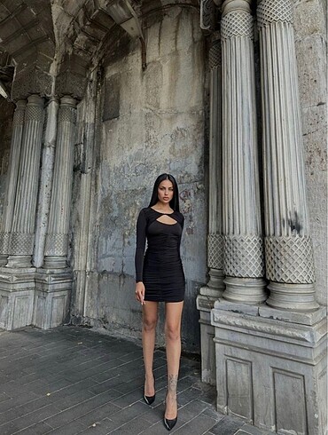 Zara model gögüs dekolteli büzgülü mini elbise