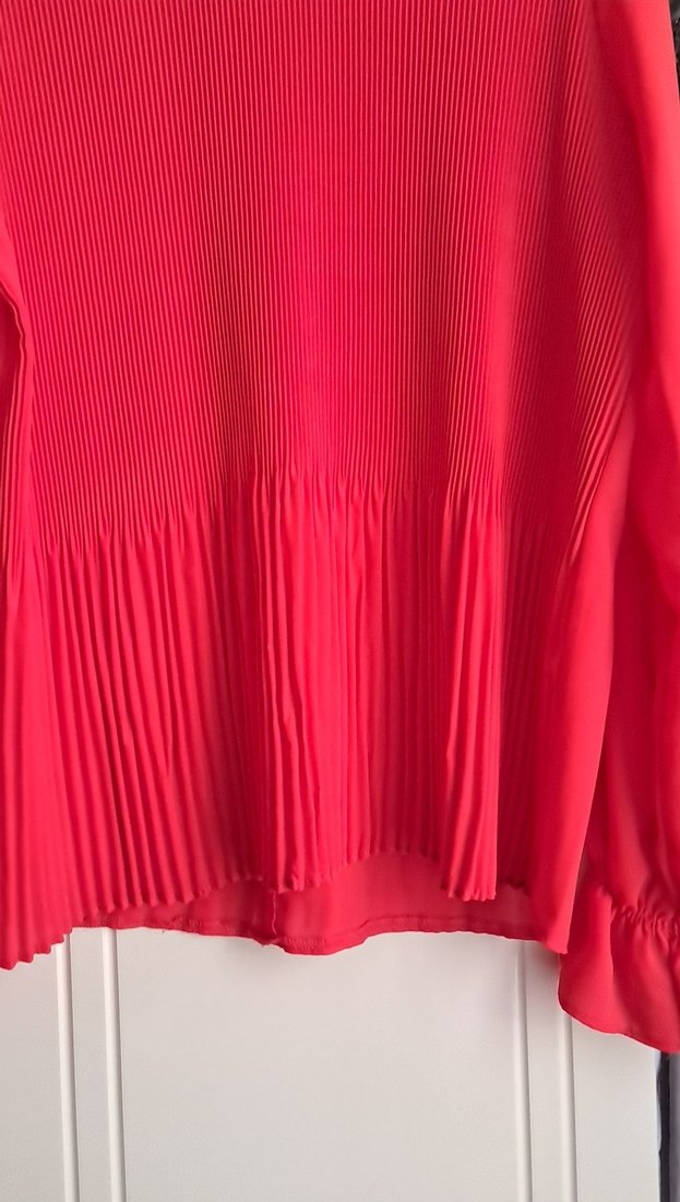 Kırmızı Pileli Yüksek Yakalı Kadın Bluz - Görsel 3