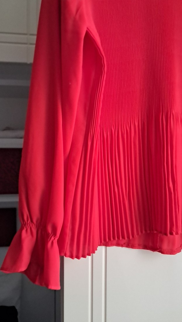 Kırmızı Pileli Yüksek Yakalı Kadın Bluz - Görsel 2