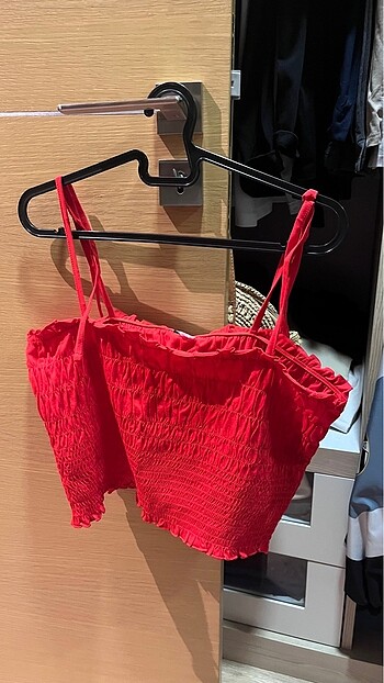 H&M kırmızı askılı
