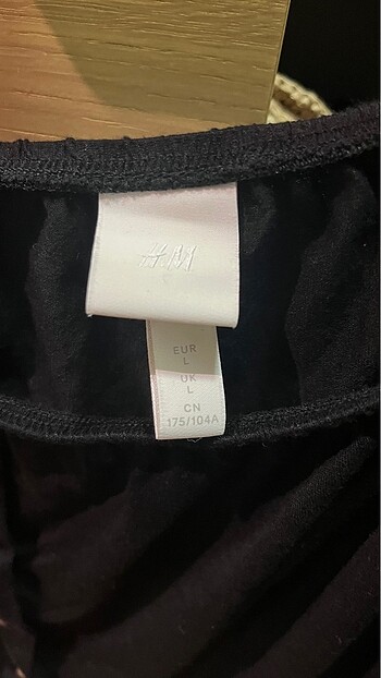 H&M H&M siyah omzu açık bluz