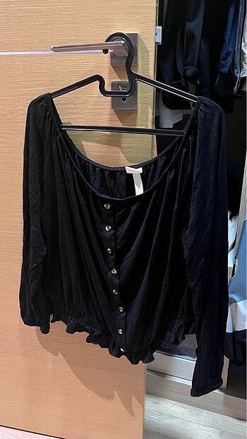 H&M siyah omzu açık bluz
