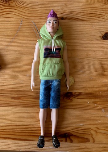 Yeşil Kapüşonlu ve Kot Şortlu Ken Bebek barbie