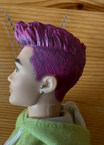  Beden Yeşil Kapüşonlu ve Kot Şortlu Ken Bebek barbie