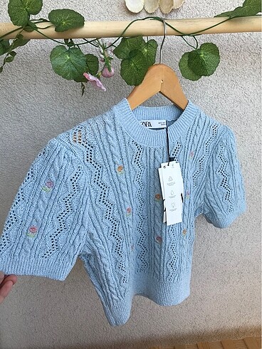 Zara çiçekli mavi triko crop bluz