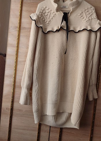 Nakış Detaylı Bej Triko Yüksek Yaka Kazak - Görsel 3