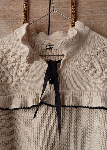 Nakış Detaylı Bej Triko Yüksek Yaka Kazak - Görsel 2