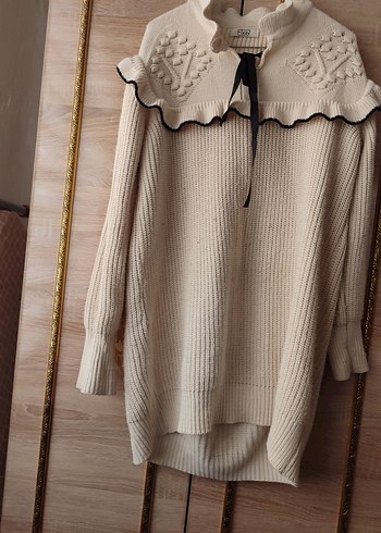 Nakış Detaylı Bej Triko Yüksek Yaka Kazak - Görsel 4