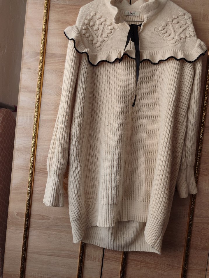 Nakış Detaylı Bej Triko Yüksek Yaka Kazak - Görsel 3