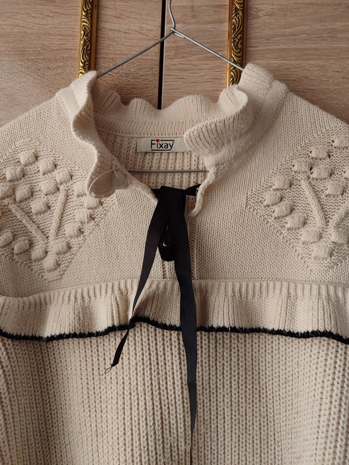 Nakış Detaylı Bej Triko Yüksek Yaka Kazak - Görsel 2