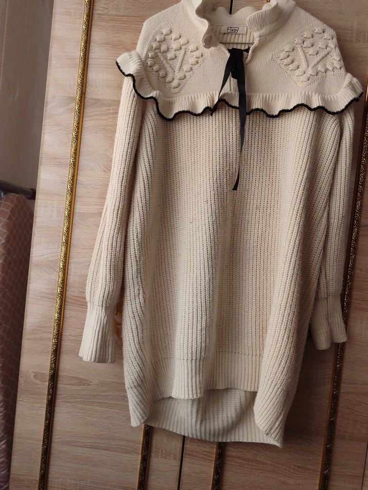 Nakış Detaylı Bej Triko Yüksek Yaka Kazak - Görsel 4