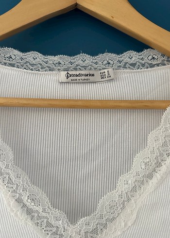 Stradivarius Dantel Detaylı Beyaz V Yaka Kadın Tişört