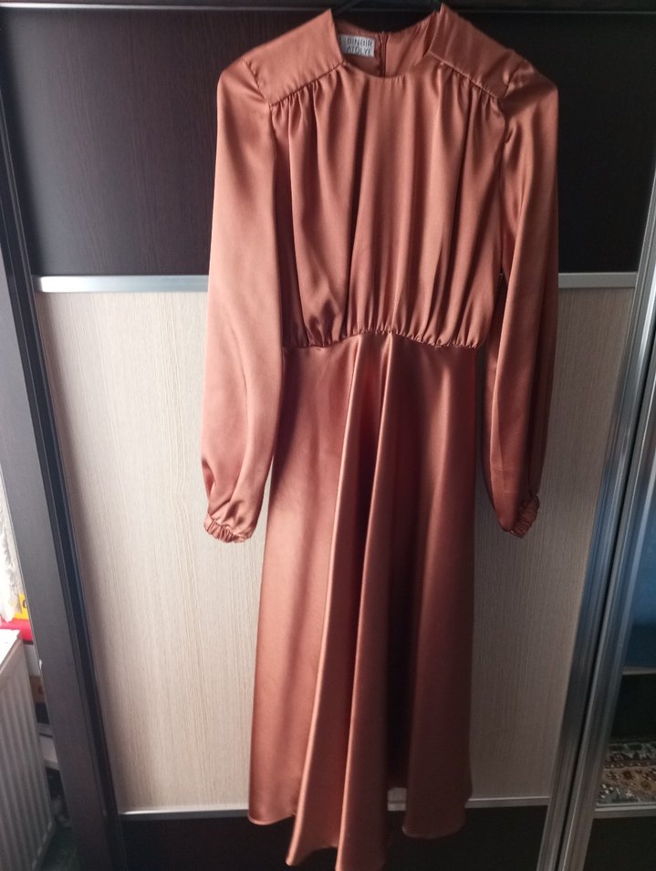 Uzun Kollu Saten Bej Kadın Elbise - Görsel 2