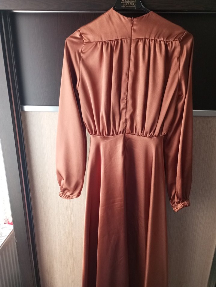 Uzun Kollu Saten Bej Kadın Elbise - Görsel 4