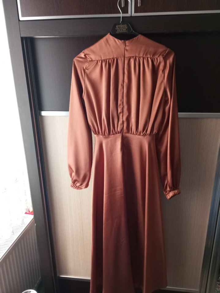 Uzun Kollu Saten Bej Kadın Elbise - Görsel 3