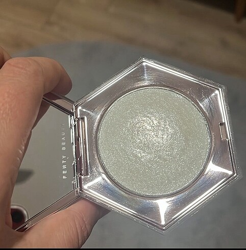 Fenty Beauty Fenty aydınlatıcı