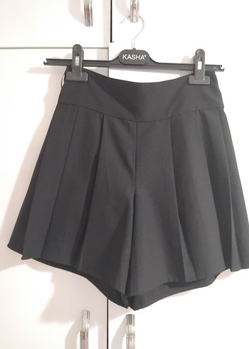 Düz Siyah Pilili Mini Şort