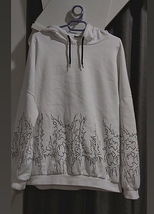 Siyah alev desenli beyaz sweatshirt (bembeyaz)
