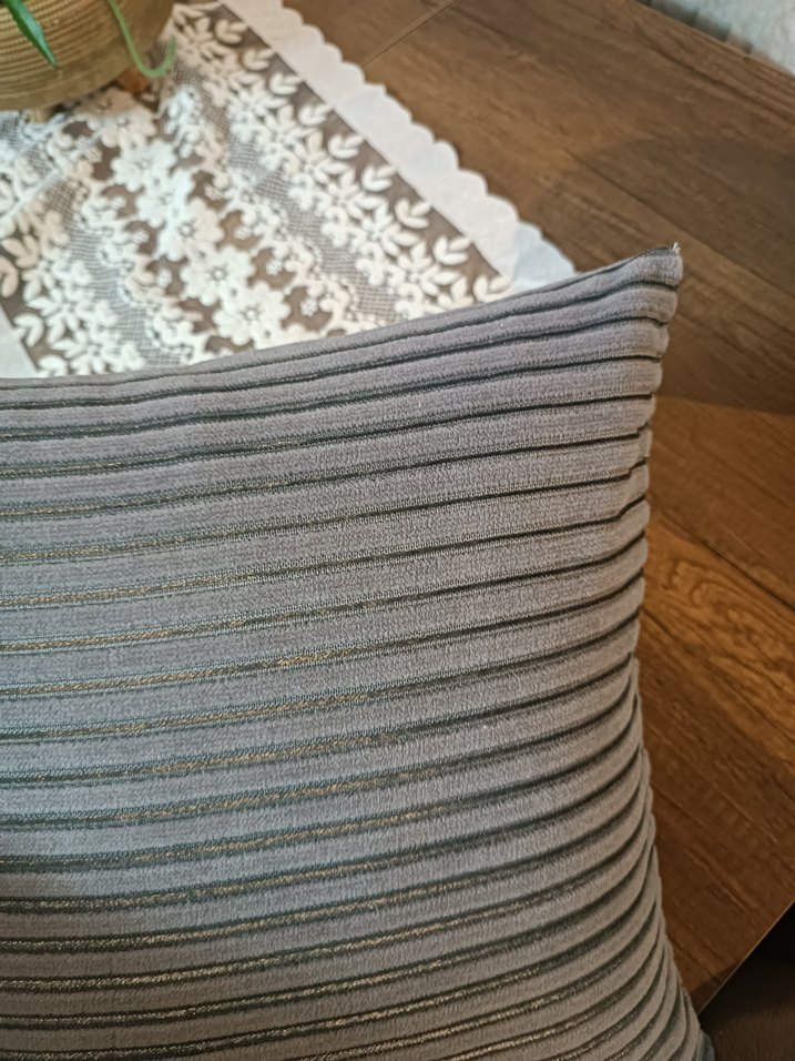 Gri Modern Çizgili Kırlent - Görsel 4