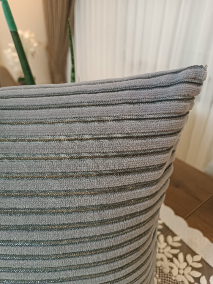 Gri Modern Çizgili Kırlent - Görsel 2