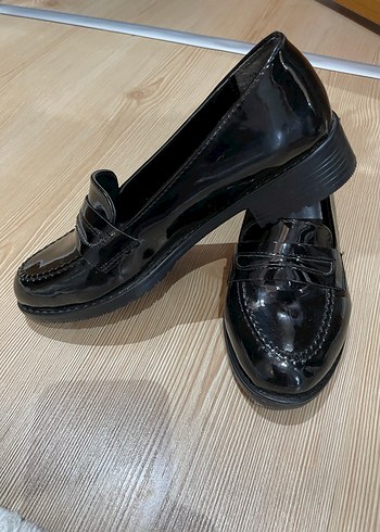 37 Beden Siyah Rugan Tokalı Kadın Loafer
