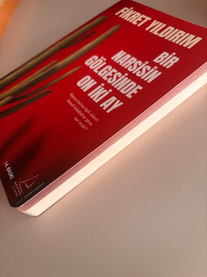 Bir Narsisin Gölgesinde On İki Ay - Fikret Yıldırım - Görsel 2