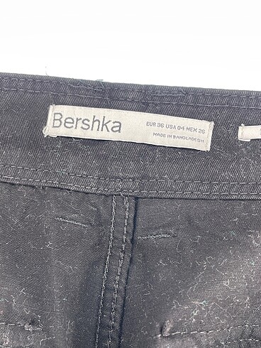 36 Beden siyah Renk Bershka Kumaş Pantolon %70 İndirimli.