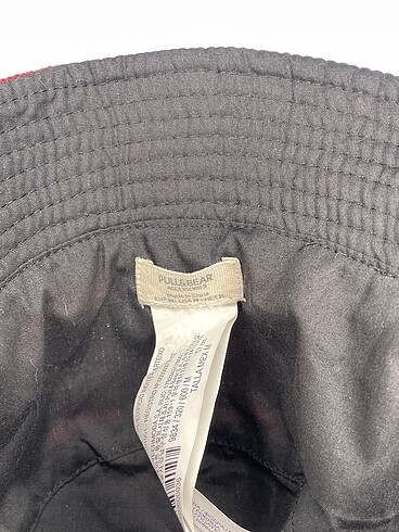 Beden Pull and Bear Şapka %70 İndirimli.