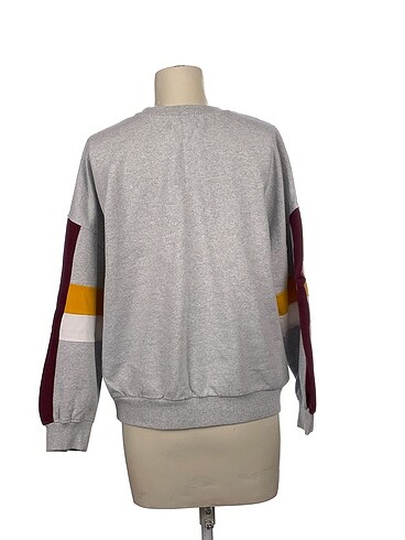 m Beden Bershka Sweatshirt %70 İndirimli.