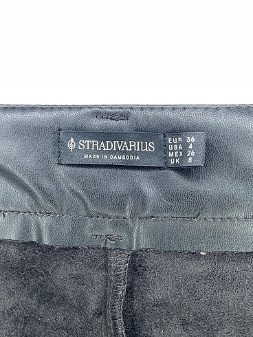 36 Beden siyah Renk Stradivarius Mini Şort %70 İndirimli.