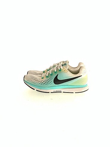 Nike Spor Ayakkabı %70 İndirimli.