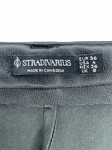 36 Beden siyah Renk Stradivarius Mini Şort %70 İndirimli.